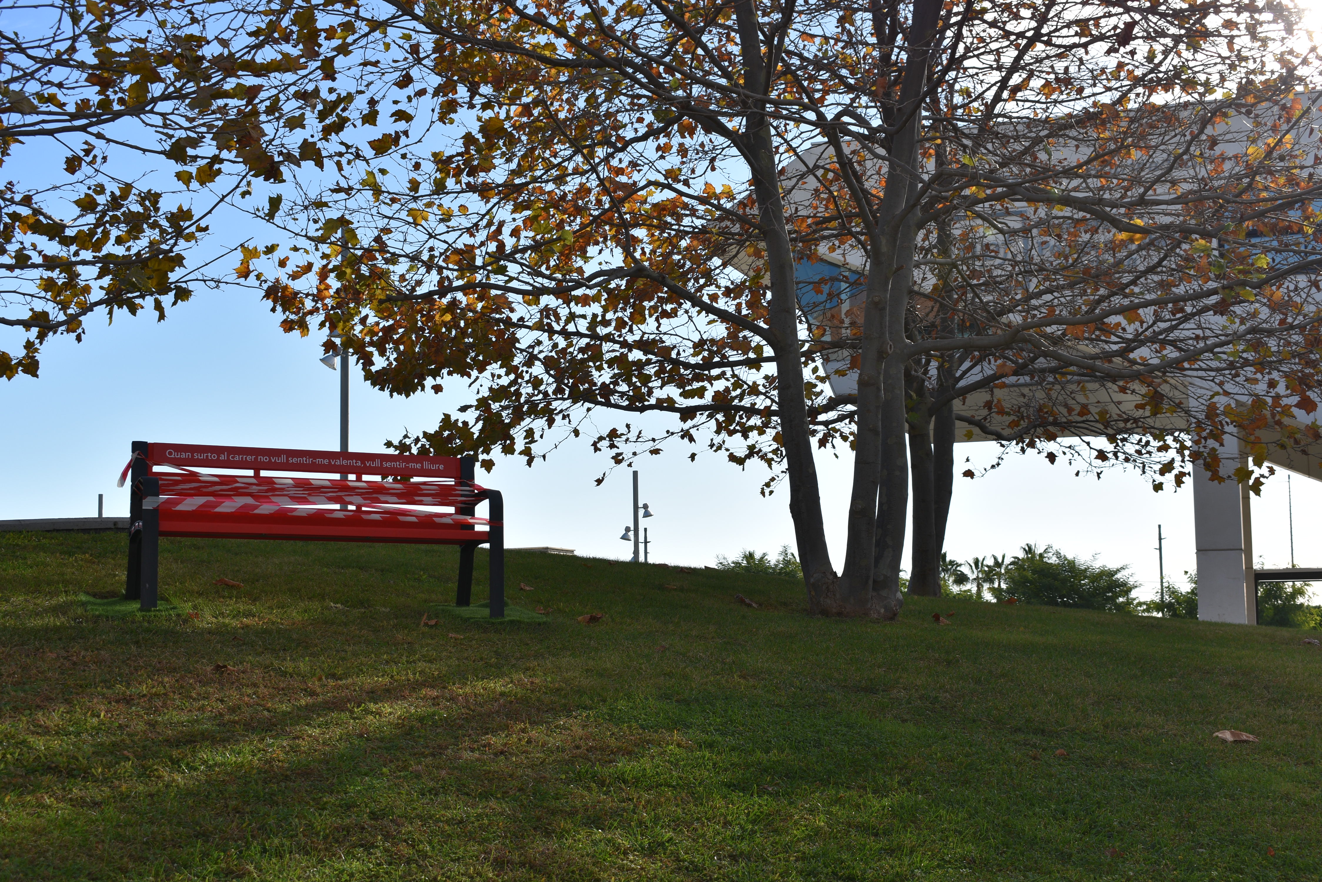 banc vemell i TecnoCampus