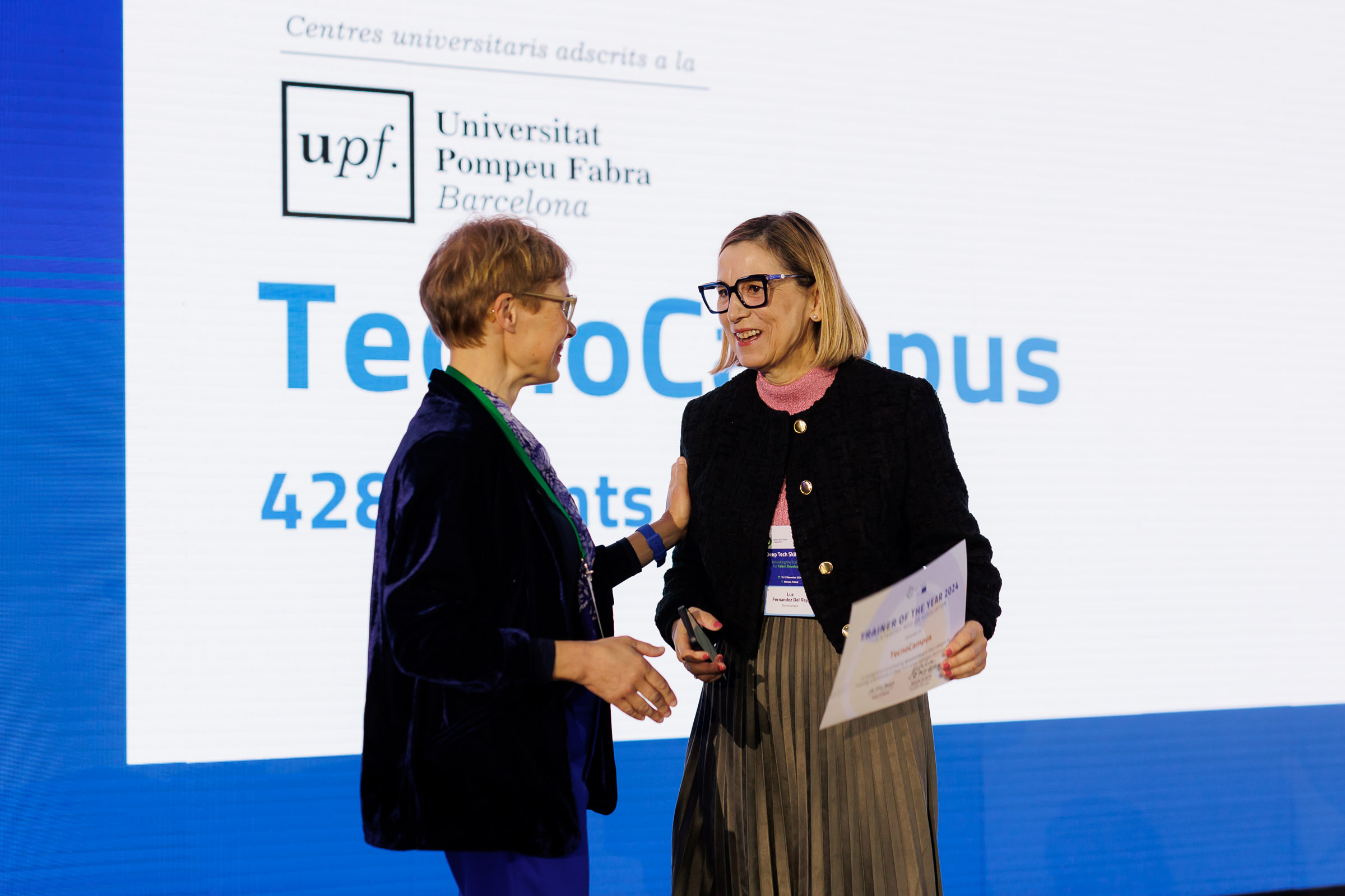 Luz Fernandez rebent el reconeixement a HUB4T com a centre de formació permanent