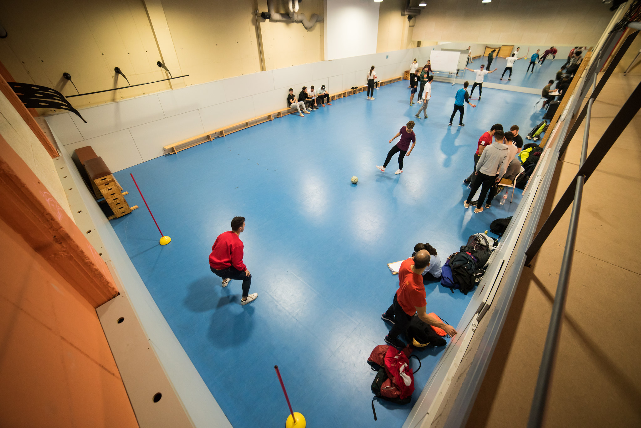 estudiants fent pràctiques en una de les sales polivalents de CAFE al TecnoCampus
