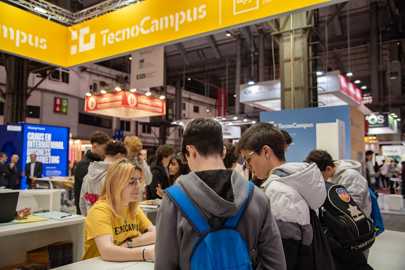 Una estudiant atenent visitanst al Saló de l'ensenyament 2025