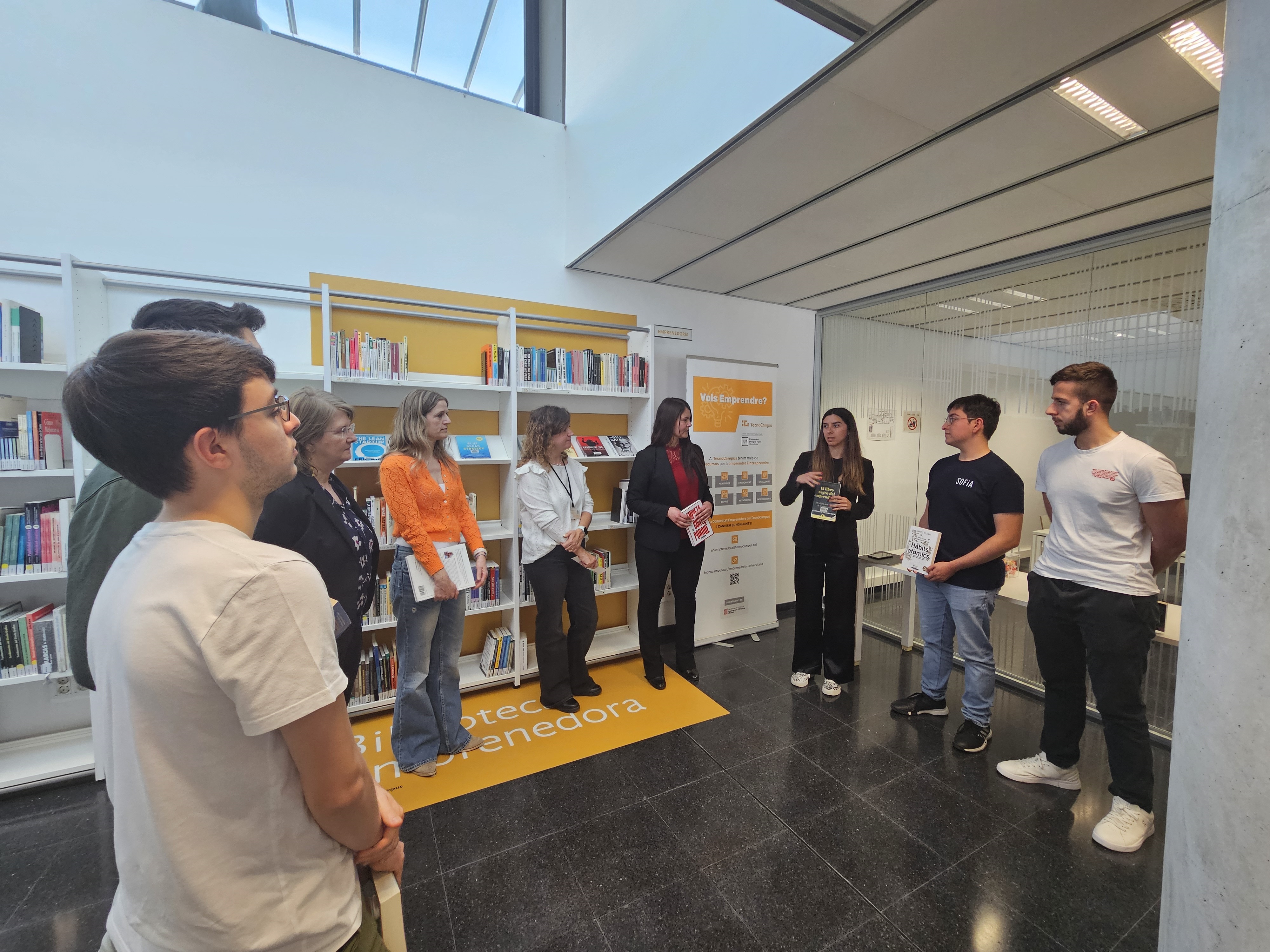seccio sobre llibres emprenedoria a la biblioteca-CRAI