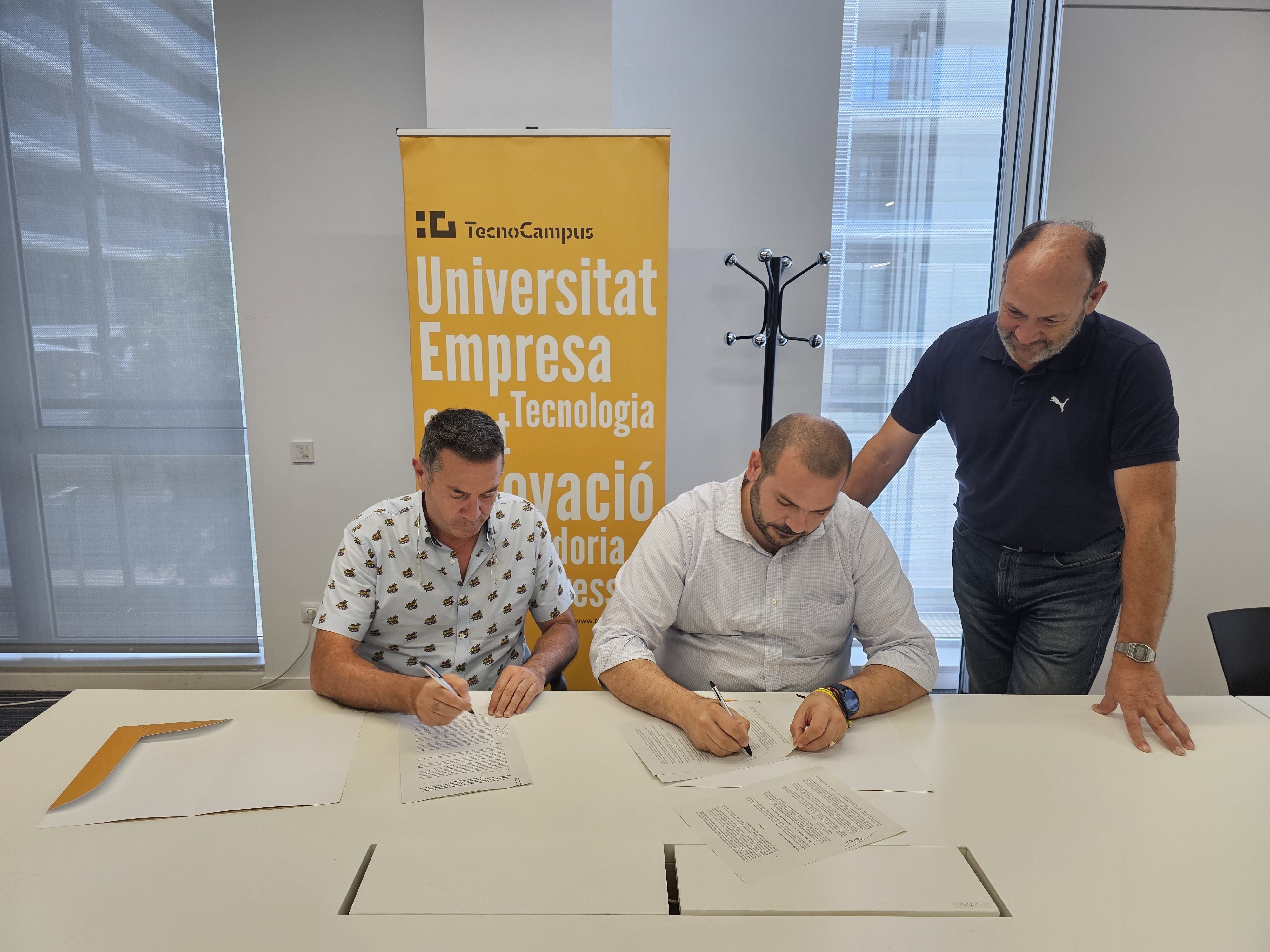 signatura de l'acord entre el TecnoCamps i DIR Paradise