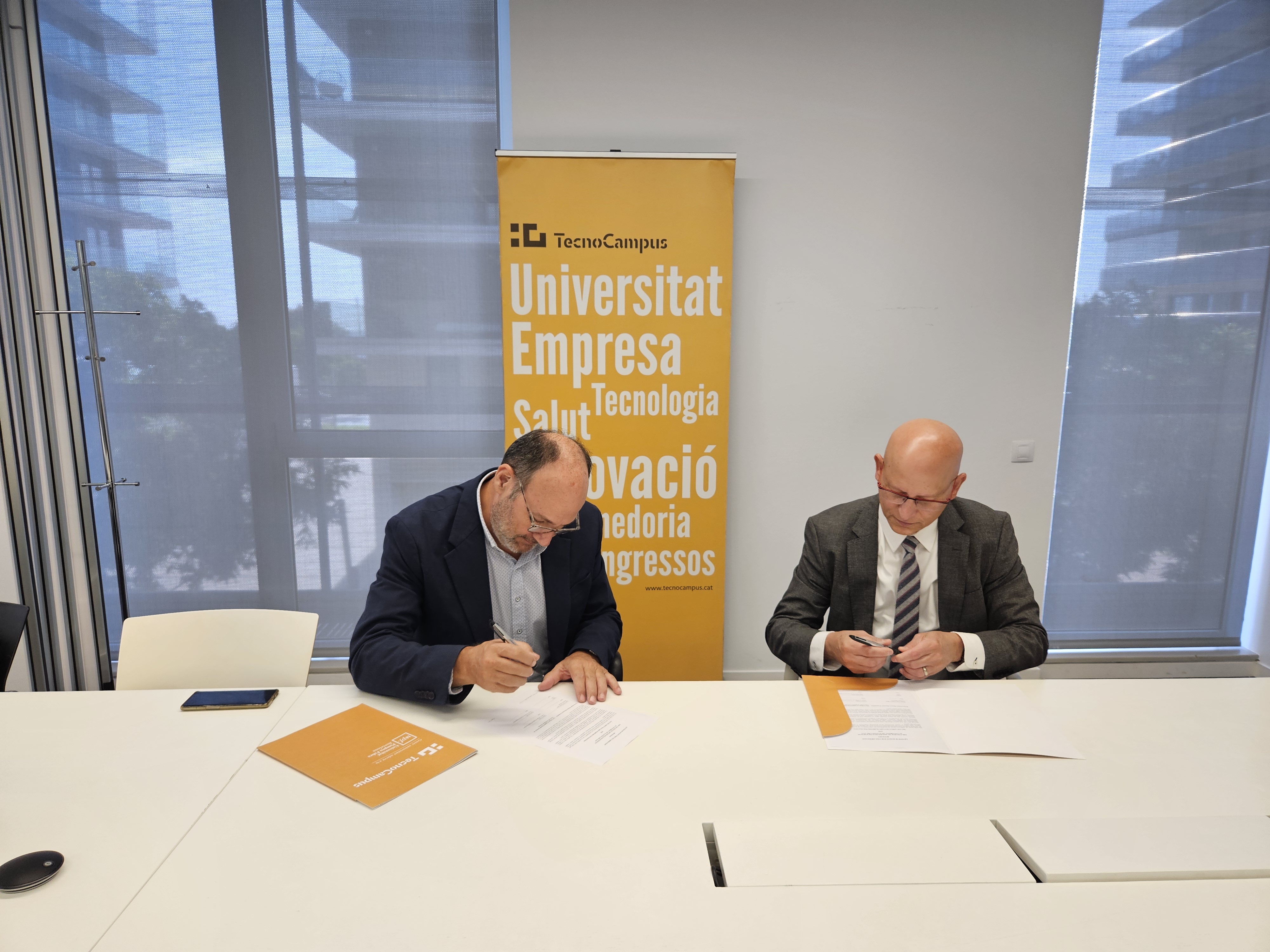 El passat dilluns 6 d’octubre, el TecnoCampus va rebre la visita de Carlos Crespo, degà del College of Applied Health Sciences de la University of Illinois Chicago (UIC). La jornada es va iniciar amb una reunió institucional entre Crespo i el director general del TecnoCampus, Josep Lluís Checa, durant la qual es va signar una carta d’intencions per establir un conveni internacional entre ambdues universitats.