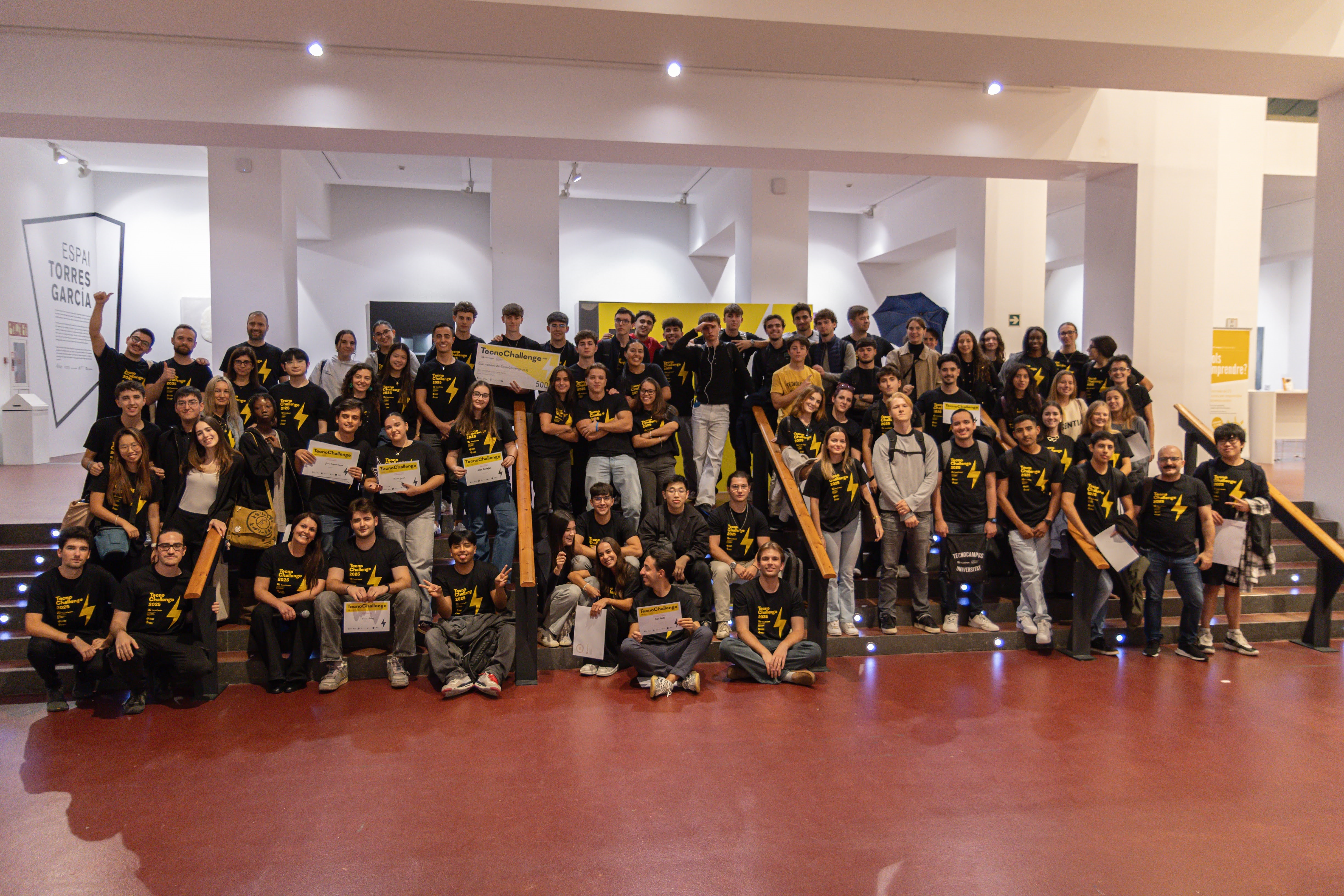 TecnoChallenge reuneix 70 estudiants de 15 graus i màsters per desenvolupar solucions innovadores en soledat en persones grans, comunitat universitària i informació pública accessible.