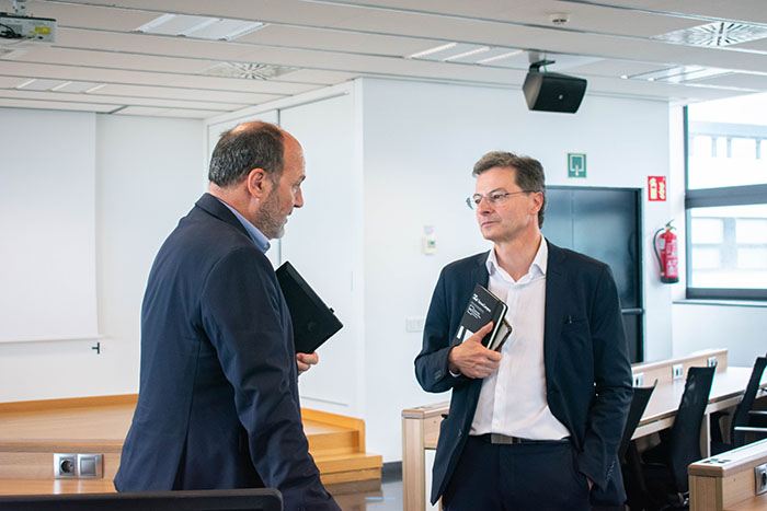 Enric Ordeix amb Josep LLuís Checa a la Sala de Graus