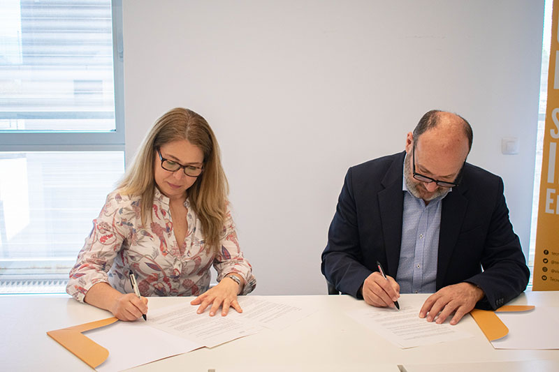 Signatura del conveni entre el TecnoCampus i el Taller de Músics