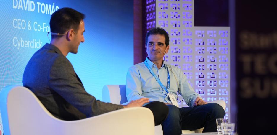Jordi Bolet, director d'StartupMat, conrversa amb David Tomás, CEO i cofundador de Cyberclick, durant l'esdeveniment
