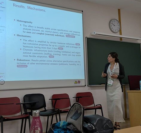 Helena M. Hernández-Pizarro durant la presentació de estudi sobre onades de calor i dependència