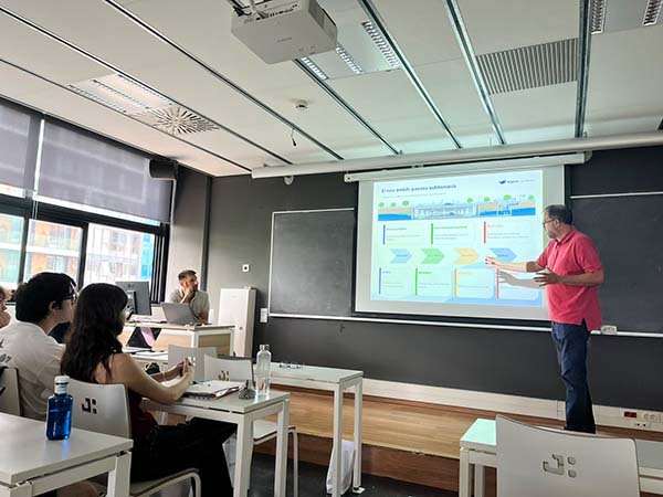 Un moment de la presentació de propostes de TFG amb reptes reals a estudiants de tecnologia