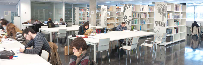 estudiantes en la biblioteca 1